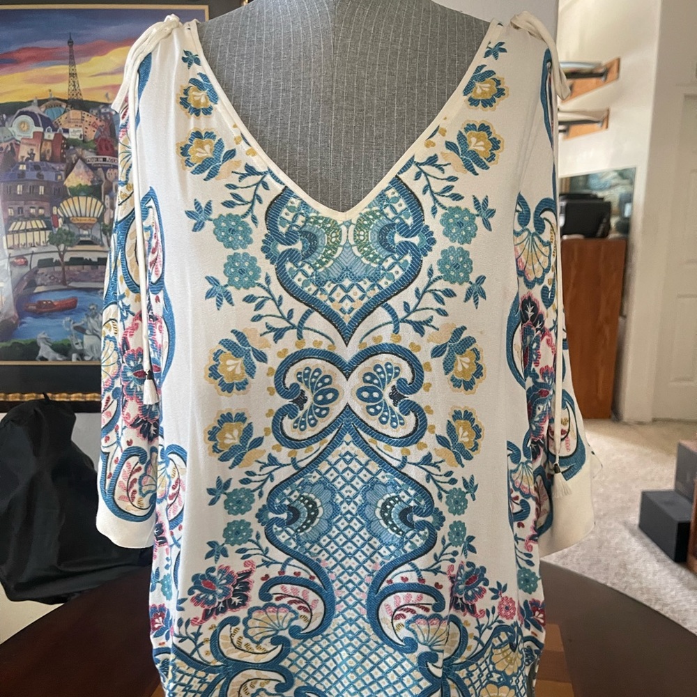 Ella Moss by Anthropologie brand V-Neck open upper cut-out sleeve blouse size M